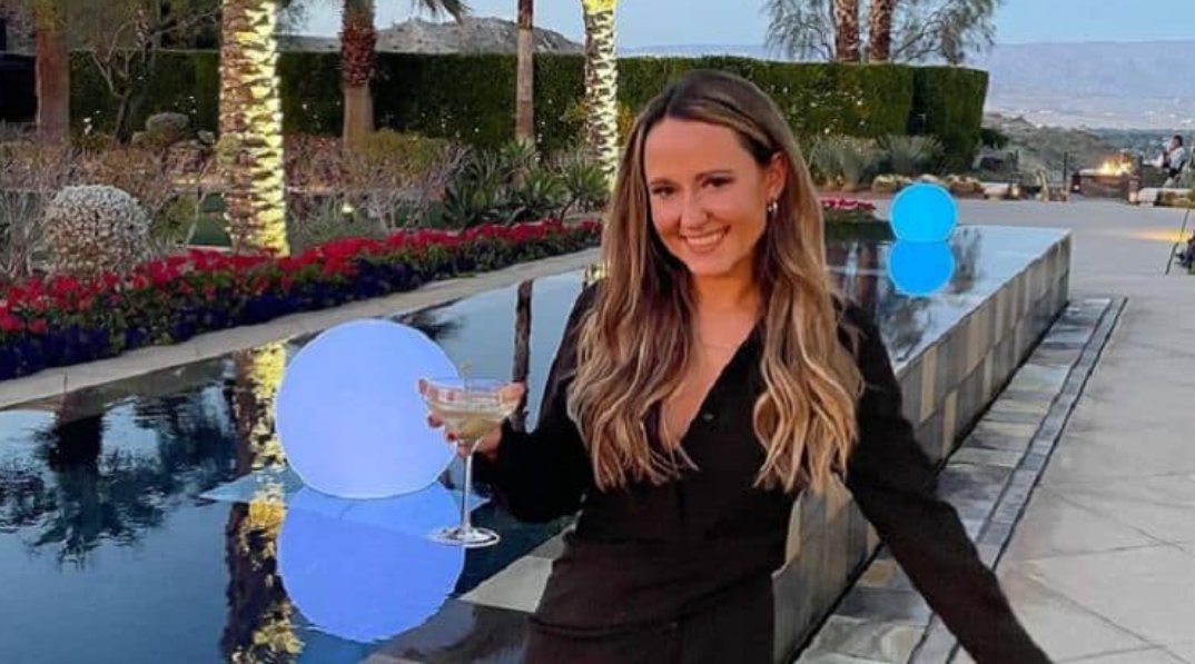 Where Is Lauren McMullen Now? Alex Cooper’s Best Friend in 'Call Her Alex' Documentary

tvacute.com/where-is-laure…

#CallHerAlex #CallHerDaddy #podcast #LaurenMcMullen #AlexCooper