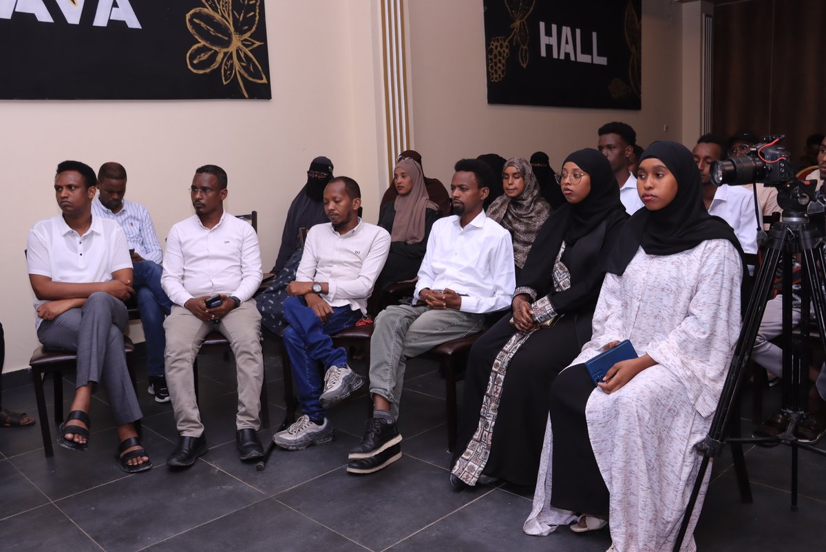 independencehso's tweet photo. Panels of the dialogue:

Mohamed Bashir Omar, Director of the Ministry of Family and Human Rights Development of Somalia.

Dahir Mohamed Ali, Legal Expert

Muno Mohamed Diirshe, women's rights activist

Mohamed Cadceed Ali, Executive Director of Somali non-state actors. https://t.co/jWAzVdPq3v