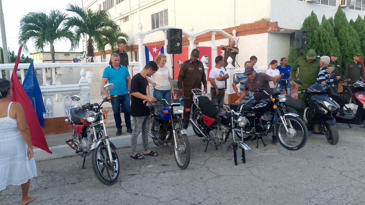 Rey_Ponce87's tweet photo. 🔊🇨🇺Restituyen motos hurtadas en #Camagüey: ¡No a la impunidad!
En la 3ra Estación de la #PNR fueron devueltas a sus legítimos dueños 11 motos recuperadas. Este acto demuestra el compromiso del MININT con el pueblo.
#PorUnCamagüeyMásSeguro #CubaSegura
#64Minint https://t.co/cQI3cPdIKI