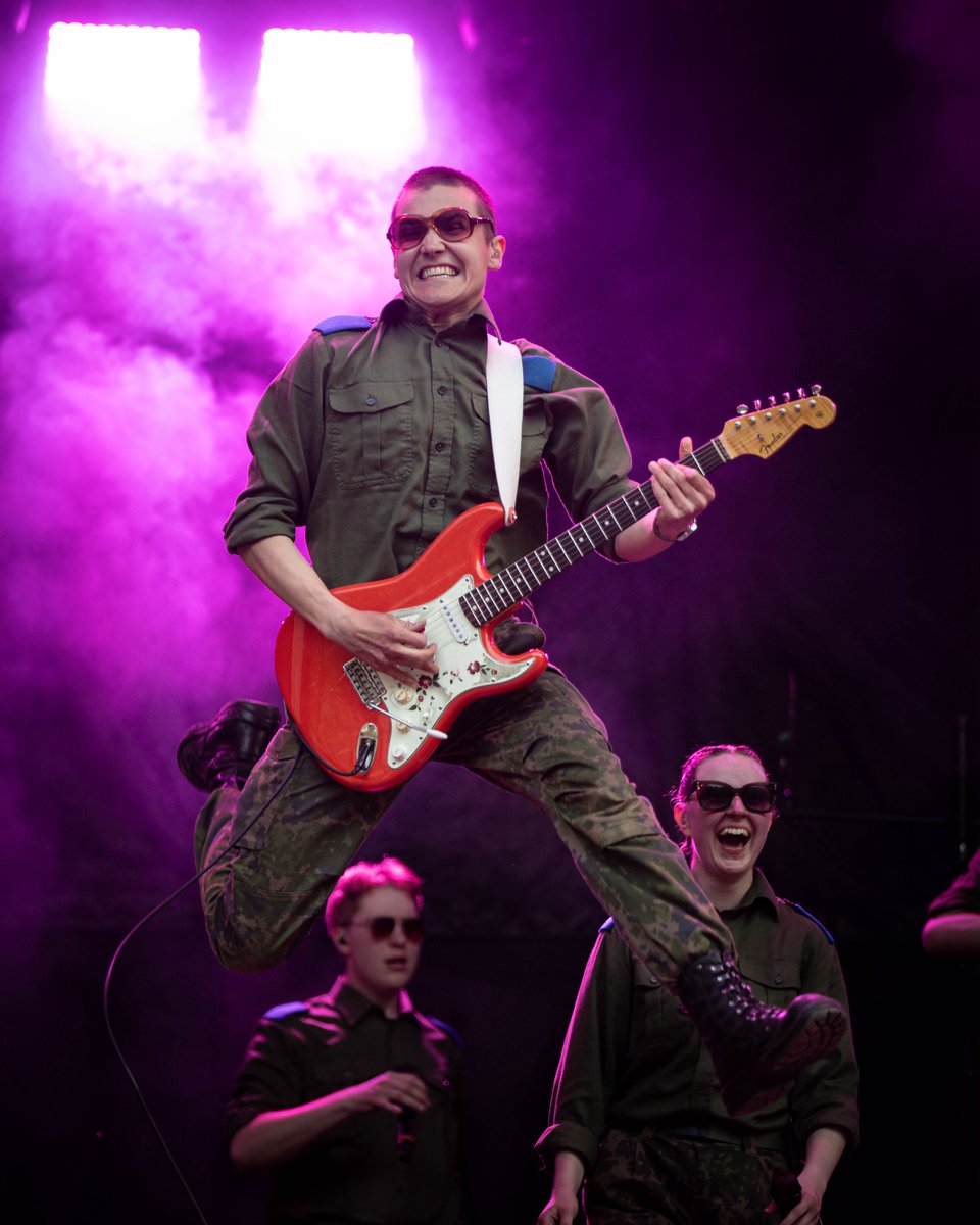 PanssariPR's tweet photo. MILjazz 2025 -kiertue täydessä vauhdissa!
Yleisöä viihdytti eilen Saksan maavoimien Die Big Band der Bundeswehr, Puolustusvoimien varusmiessoittokunnan Showband ja Ilmavoimien Big Band.
Olitko sinä nauttimassa tapahtumasta paikan päällä?
#PSPR #MILjazz #Lahti #Maavoimat https://t.co/OYnWLqQmYg