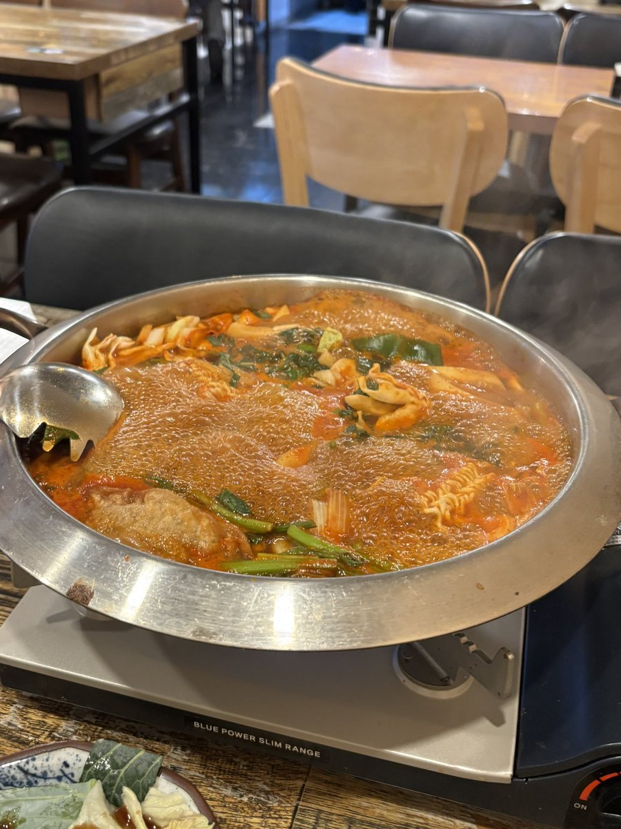 naengteol2's tweet image. 이대 카우떡볶이🍴
카우떡볶이가 Community of Wellbeing의 약자라는 거 알고 계셨나요..
맨날 시켜서 먹었는데 와서 먹으니까 샐러드가 공짜 + 재료가 신선하다는 게 느껴짐 ㄷㄷ 근데 양은 좀 적어요
즉떡 먹었는데 즉떡보단 일반떡볶이가 좋은 듯!! 가성비가 좀 떨어지는 늑김
#나의비거니즘일기