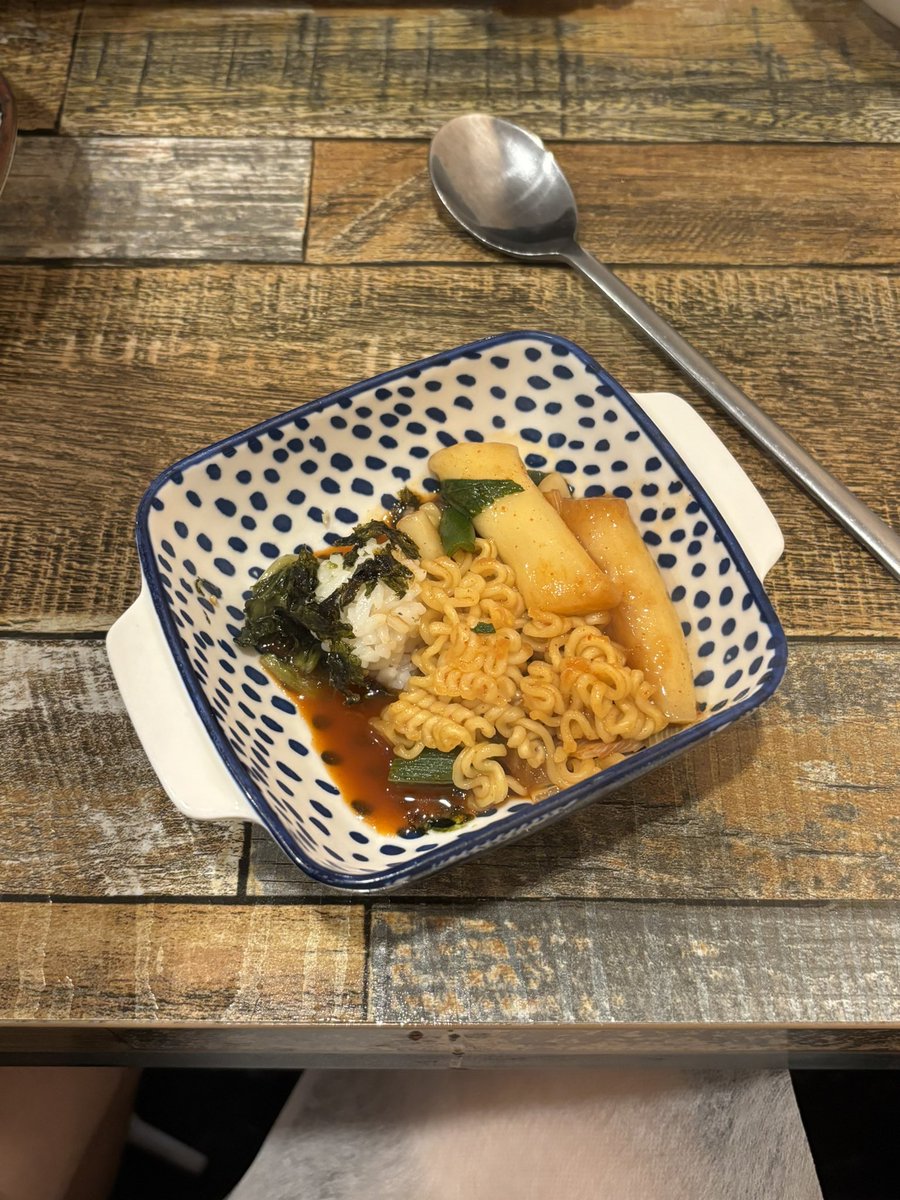 naengteol2's tweet image. 이대 카우떡볶이🍴
카우떡볶이가 Community of Wellbeing의 약자라는 거 알고 계셨나요..
맨날 시켜서 먹었는데 와서 먹으니까 샐러드가 공짜 + 재료가 신선하다는 게 느껴짐 ㄷㄷ 근데 양은 좀 적어요
즉떡 먹었는데 즉떡보단 일반떡볶이가 좋은 듯!! 가성비가 좀 떨어지는 늑김
#나의비거니즘일기