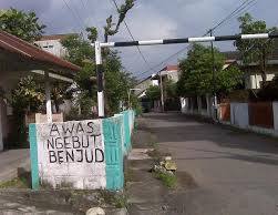 Kangen baca tulisan ginian di depan jalan masuk "Ngebut, benjut!" #gravity