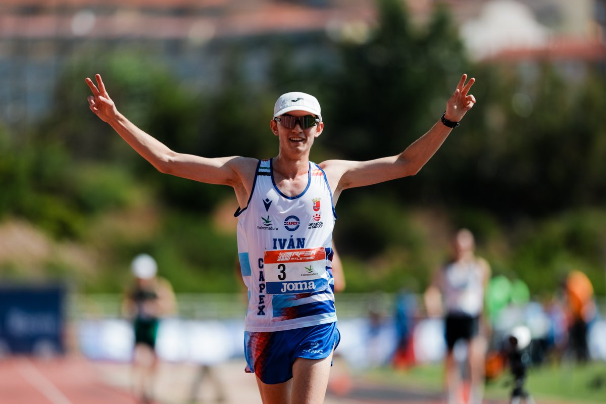 5000 m marcha 🚹 #CEclubes #LigaJOMA 
Primera División (Final título)

1º Iván Molina <a href="/AtletismoCAPEX/">CAPEX</a> 21:49.70

Inaugura la clasificación  y suma los primeros 8 para el club extremeño

📊 bit.ly/43Efwc0 
📺 <a href="/LaLigaPlus/">LALIGA+</a>