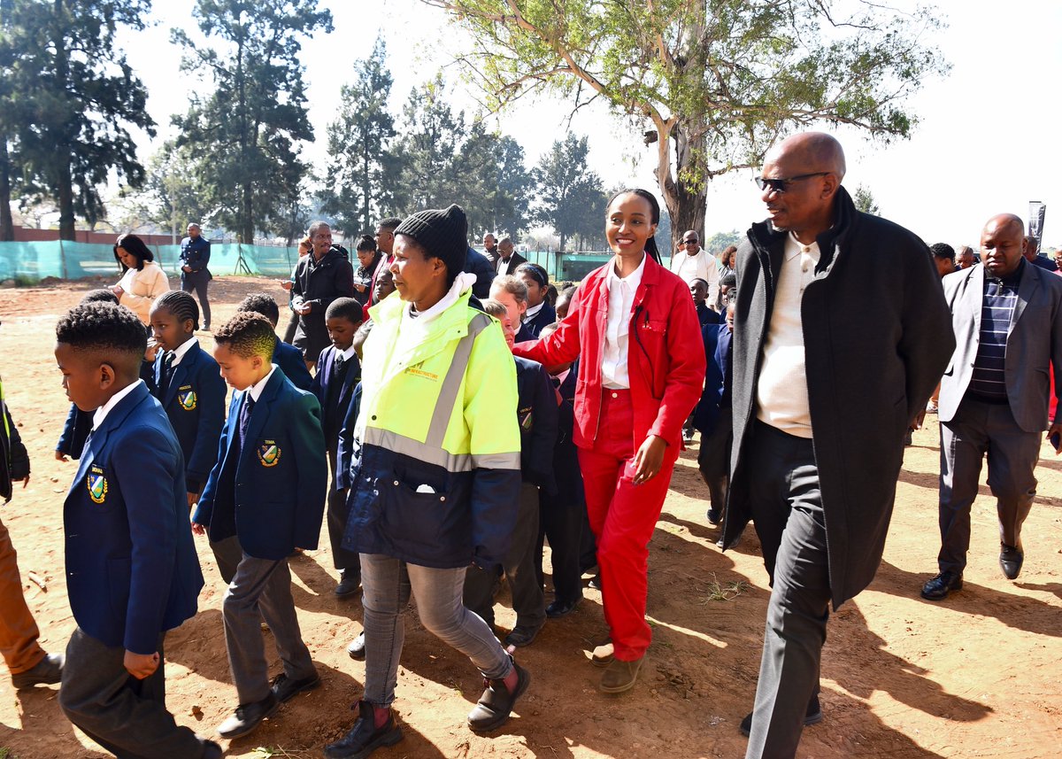 MMCFor_WS's tweet image. 鈾︼笍In Pictures鈾︼笍
@City_Ekurhuleni MMC @MsaneThembi arriving with the @Rand_Water Board Chairperson Mr Monyokolo at the 5.5 Mega Litre Northmead Water Tower in Benoni joined by Tom Newby School grade3 learners.
Every drop counts and these young champions are leading the way!