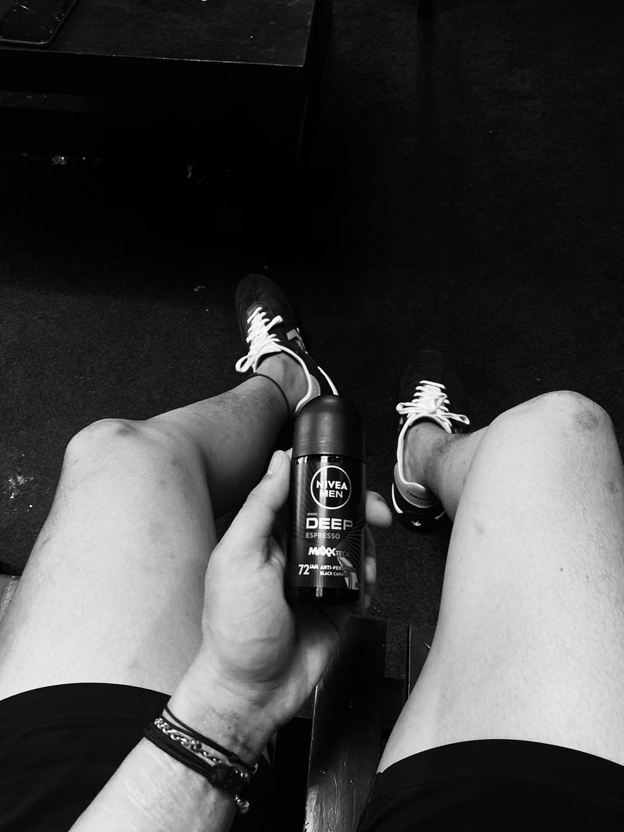 sumpah nivea deep espresso buat keringet ketek jadi enak banget, selama gym gue ga tahan buat nyiumin ketek sendiri anjir, sini lo yang pake nivea espresso gue mau ndusel yang lamaaa