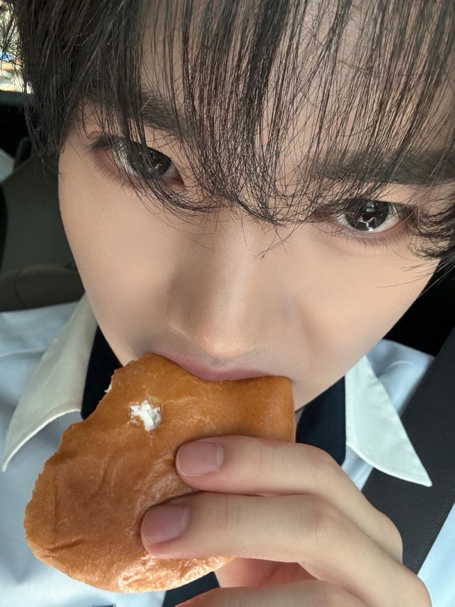 빵먹는 유진이 볼 너무 빵빵해