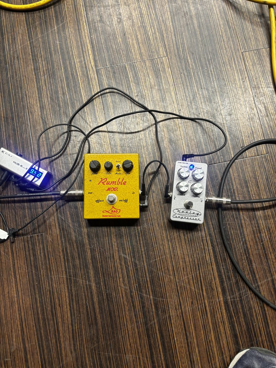 今日の足元。
エフェクターは2個か3個で完結させたい。