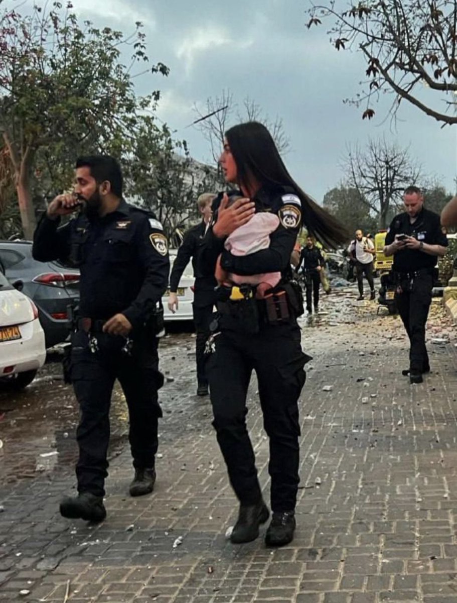 Tohle miminko zachránila izraelská policistka z trosek zničeného rodinného domu. 

To jsou cíle, které si Írán vybírá.  

📸 Dvir Mor