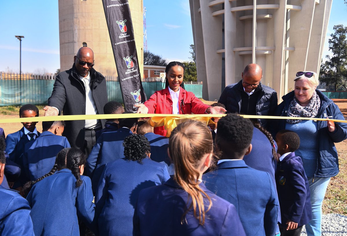 MMCFor_WS's tweet image. 鈾︼笍In Pictures鈾︼笍
The @City_Ekurhuleni MMC for water and sanitation @MsaneThembi cutting the ribbon at the commissioning of the 5.5 Mega Litre Northmead water tower.
-The Northmead Water Tower, is the second largest of its kind in Southern Africa.
