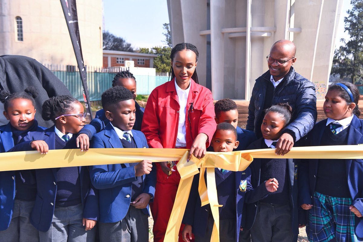MMCFor_WS's tweet image. 鈾︼笍In Pictures鈾︼笍
The @City_Ekurhuleni MMC for water and sanitation @MsaneThembi cutting the ribbon at the commissioning of the 5.5 Mega Litre Northmead water tower.
-The Northmead Water Tower, is the second largest of its kind in Southern Africa.
