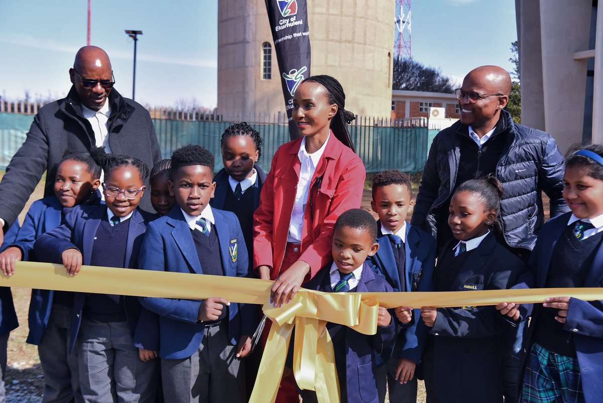 MMCFor_WS's tweet image. 鈾︼笍In Pictures鈾︼笍
The @City_Ekurhuleni MMC for water and sanitation @MsaneThembi cutting the ribbon at the commissioning of the 5.5 Mega Litre Northmead water tower.
-The Northmead Water Tower, is the second largest of its kind in Southern Africa.
