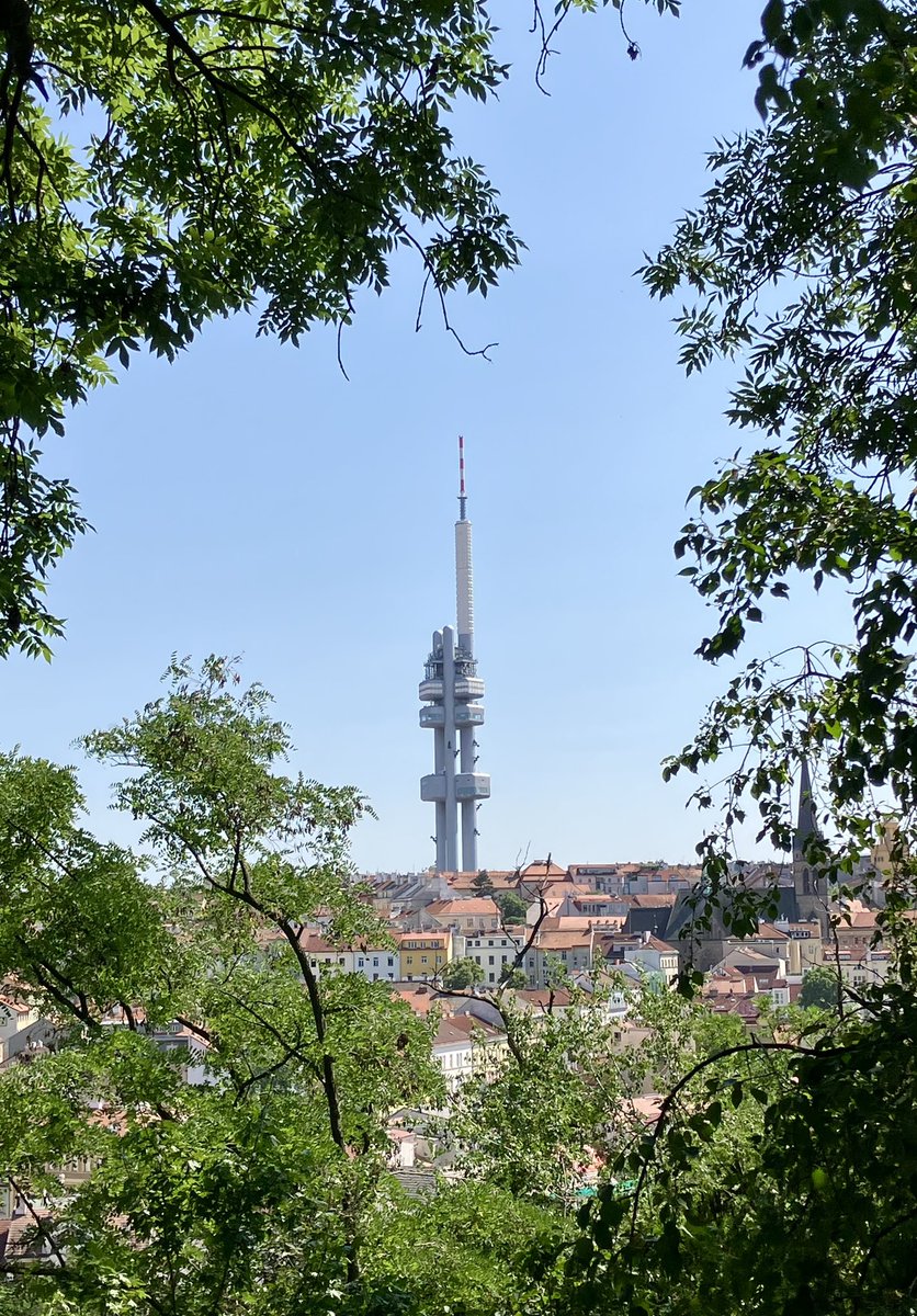 remon_ccc_'s tweet image. チェコ　プラハ🇨🇿
📍ジシコフ・テレビ塔

プラハのシンボル的なタワー🗼

チェコのオレンジ色の屋根と、
木々のグリーンが綺麗なコントラストになっていますね♪✨

タワーは有料で登ることもできます。

#チェコへ行こう