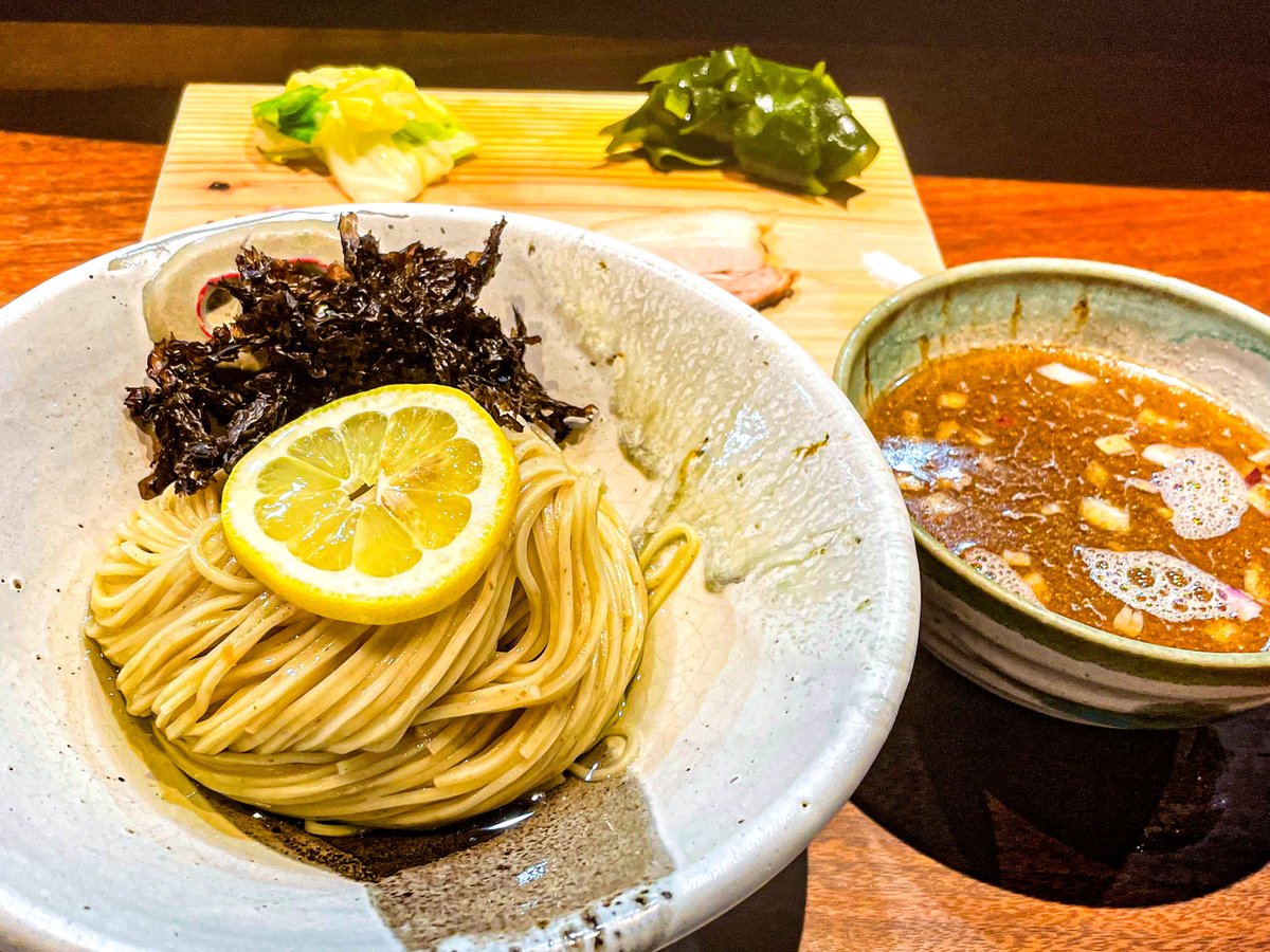 kugai_____'s tweet image. NATURAL TASTE@白楽
塩レモン煮干つけ
角細ストレートの自家製麺は食感良く、昆布水がオイルのような味わいで激ウマ🌟 つけ汁も煮干がふわっと香り、中々他にはない上質な味わい。具材も最上級。
着席後、あれ?歓迎されてない?という珍しい接客があったけど、それを吹き飛ばすスペシャルな一杯💯