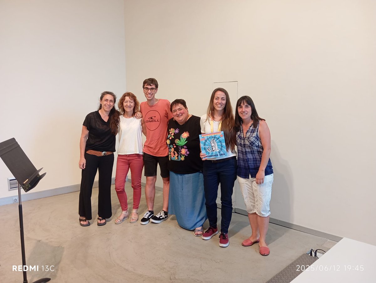 🎬 Ostegunean mintzalagun amaiera-ekitaldia eta Igor  bideo txapelketa ospatu genituen Zumaian.

🪙 Ikuslearen saria B1 mailako ikasleek eskuratu zuten. Gonbidatuaren saria C2 mailako ikasleek.

🗣 Amaieran,  Idoia Torregaraik mikro-ipuin batzuk kontatu zizkigun.