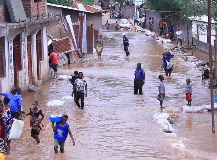 LePuissantCom's tweet photo. #LE_FLASH🚨
La pluie qui s’est abattue dans la nuit de vendredi à samedi en pleine saison sèche sur la ville de Kinshasa, en République démocratique du Congo, a provoqué des glissements de terrain et la dégradation de certains quartiers de la capitale congolaise. https://t.co/TkJDLqGBin