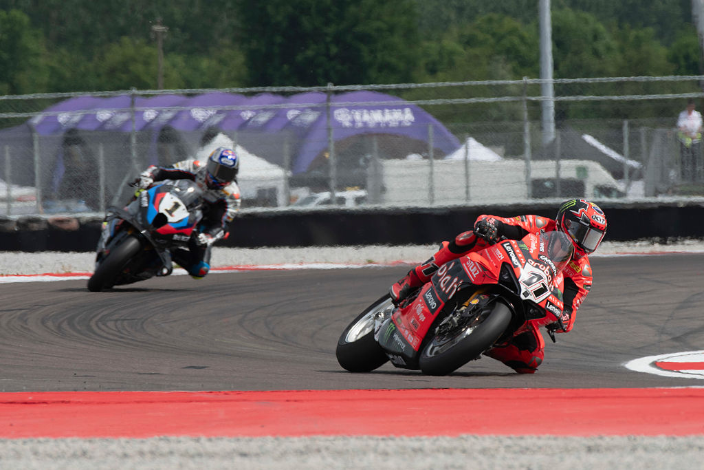 🏍️ Campeonato do Mundo de Superbike 🔧

🔛 Antes das 4 rodas, vamos até à Emília-Romanha, onde Nicolò Bulega🇮🇹 lidera o campeonato com 252 pontos, seguido por Toprak Razgatlioglu🇹🇷 a 31 pontos. Este duelo promete aquecer o asfalto italiano!

📍 Misano World Circuit
📺 E1 &gt; 11h25