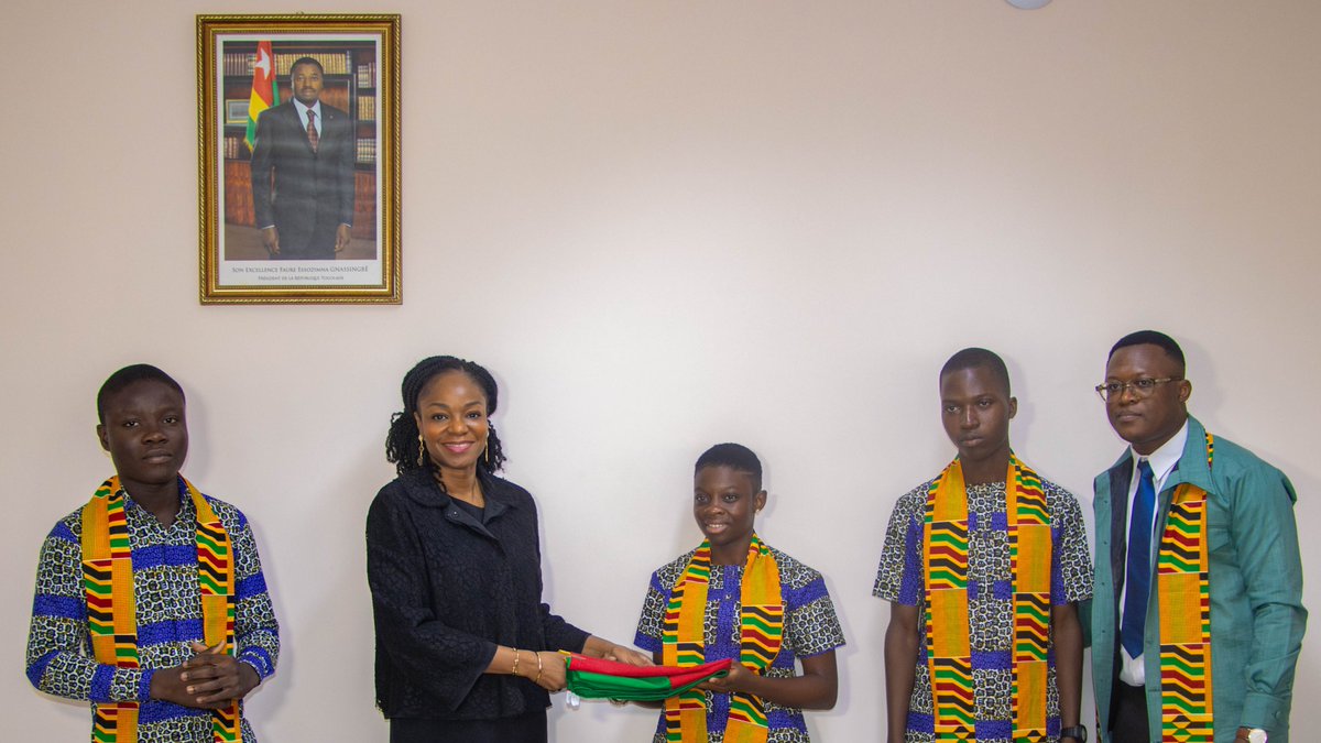 Le #Togo participe à la 32e édition des Olympiades Panafricaines de Mathématiques qui se tient actuellement à Gaborone, au Botswana.
Avant leur départ, la délégation a été reçue ce 10 juin 2025 en audience par le Ministre de l'Economie Numérique et de la Transformation Digitale,