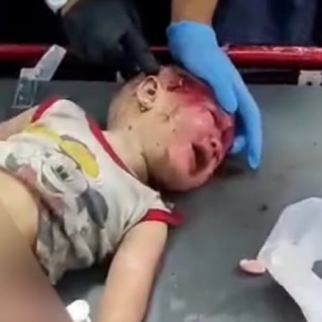 jacksonhinkle's tweet photo. 🚨🇮🇱 ZIONIST PROPAGANDA

❌ Baby is totally clean
❌ Baby is unscathed
❌ No rescue gear 

⬇️🇵🇸 This is what it ACTUALLY looks like when a baby is pulled from the rubble of a BOMBING! https://t.co/G8HLy7g3PC