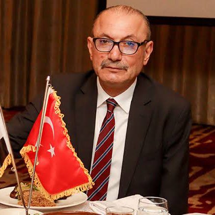 🔴 Mısır’da gözaltına alınan HÜDA PAR GİK üyesi Erdal Elibüyük:

“Günlerdir ortalıkta olmayan, telefonlara çıkmayan, kayıp vatandaşları için tek cümle etmeyen Büyükelçi Salih Mutlu Şen, akşama doğru alana geldi.

Umutlandık. Belki der ki, “Sizi görüyorum.” Belki der ki, “Devlet
