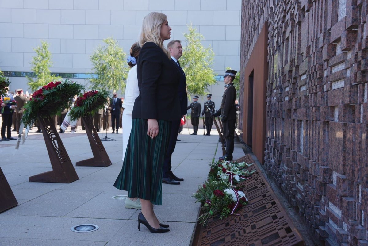 Godinot komunistiskā genocīda upuru piemiņu, Satversmes tiesas priekšsēdētāja Irēna Kucina un tiesnese Veronika Krūmiņa piedalās ziedu nolikšanas ceremonijā pie Latvijas Okupācijas muzeja piemiņas memoriāla “Vēstures taktīla”.
