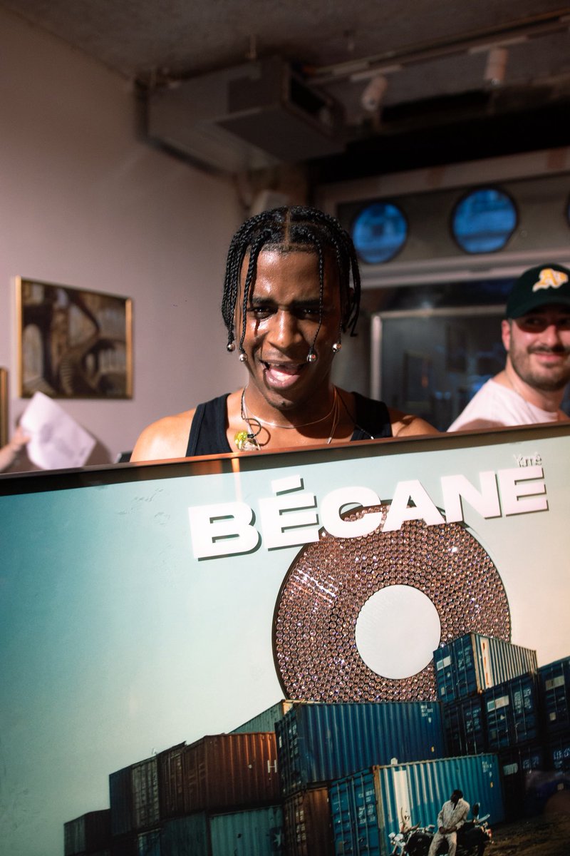 OFIVETV's tweet image. On a fêté la sortie d’ÉBĒM avec @Yamebantu
Et le disque de diamant pour Bécane 😎
📸 @MalcolmKata for OFIVE TV