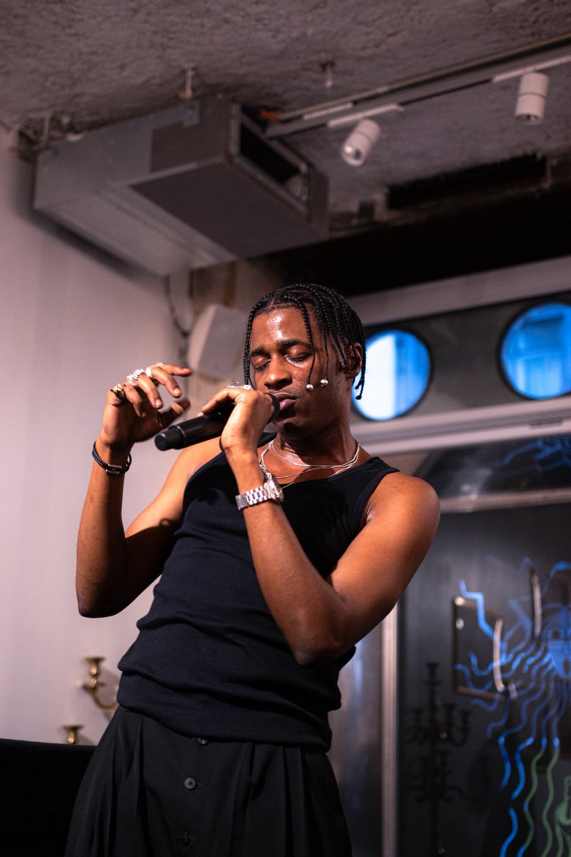 OFIVETV's tweet image. On a fêté la sortie d’ÉBĒM avec @Yamebantu
Et le disque de diamant pour Bécane 😎
📸 @MalcolmKata for OFIVE TV