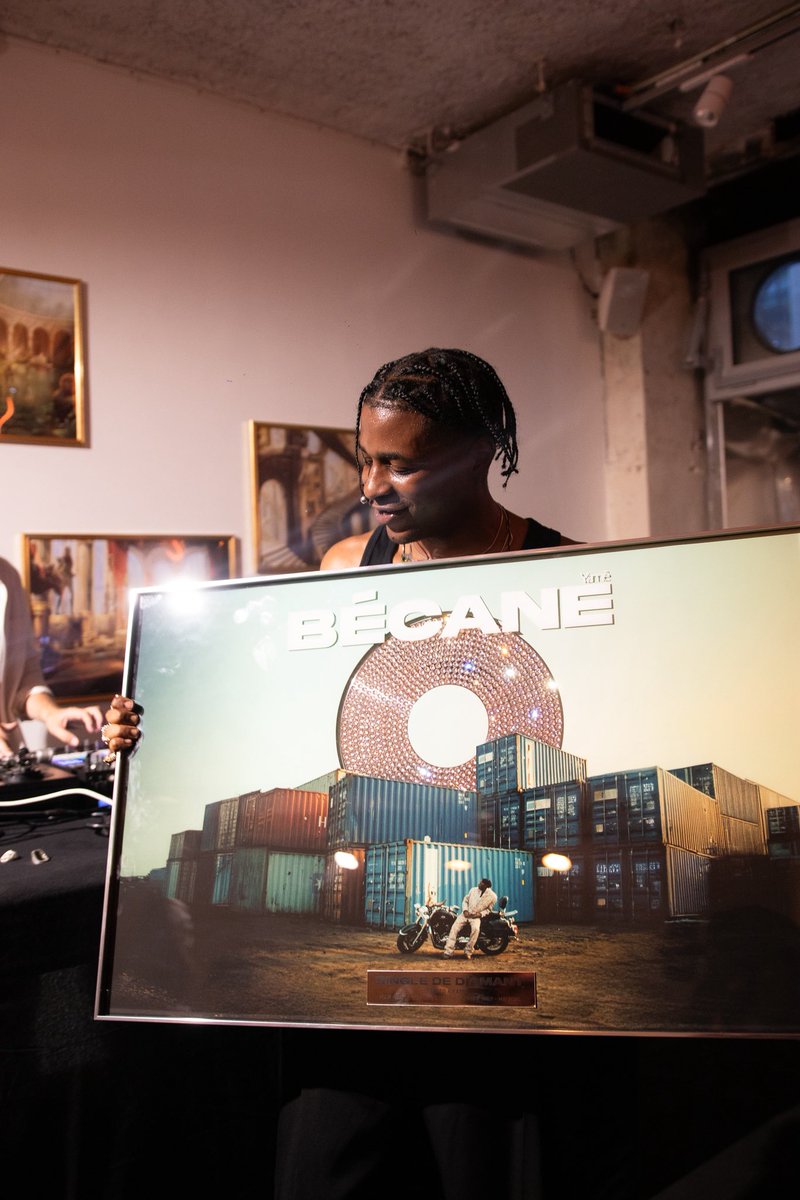 OFIVETV's tweet image. On a fêté la sortie d’ÉBĒM avec @Yamebantu
Et le disque de diamant pour Bécane 😎
📸 @MalcolmKata for OFIVE TV