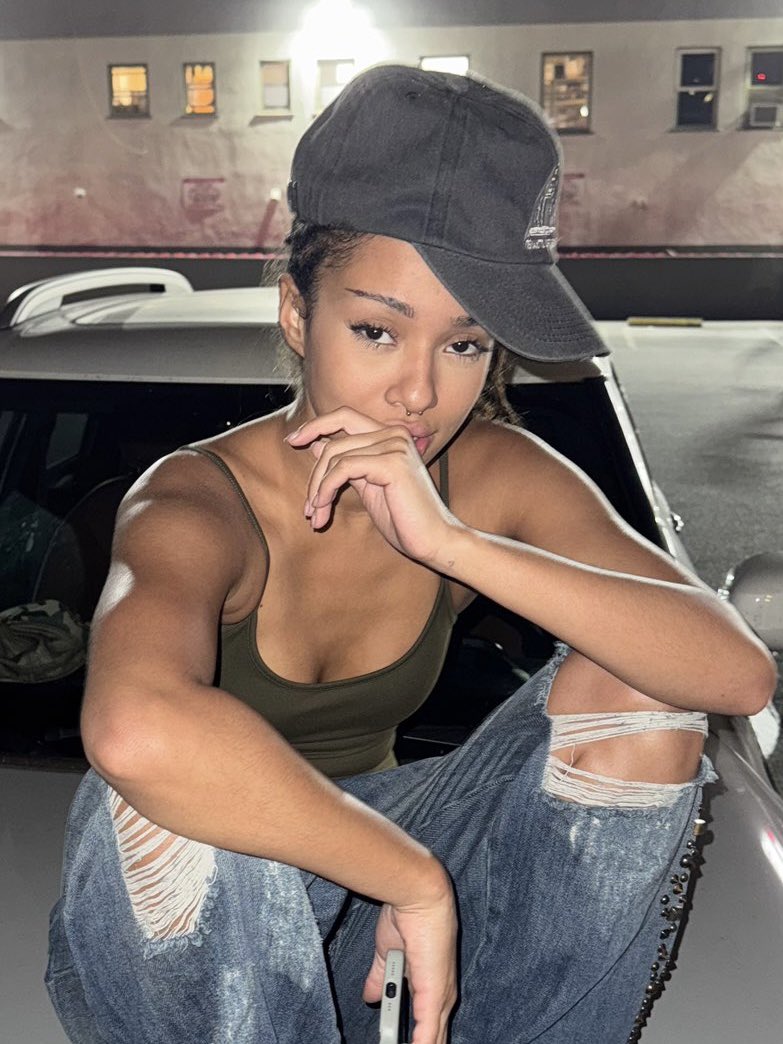 kvtlsf's tweet photo. she was being unserious but this is lowkey hot idc https://t.co/kaMXwSl4bM