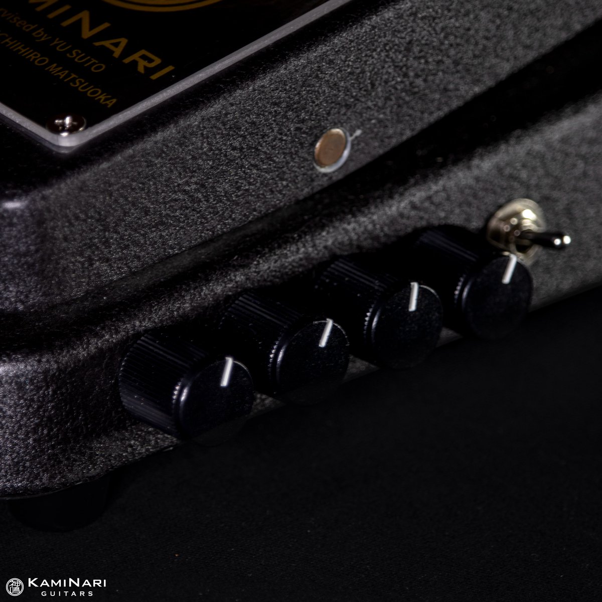 KAMINARIGUITARS's tweet image. 須藤 優 × 松岡ミチヒロ × KAMINARI GUITARS
新作コラボエフェクター【Resurrection - Phoenix [Fuzz]】の予約受付開始！  

＜モデル名＞
Resurrection - Phoenix  [Fuzz]

TenTwenty( @TenTwentyinfo…