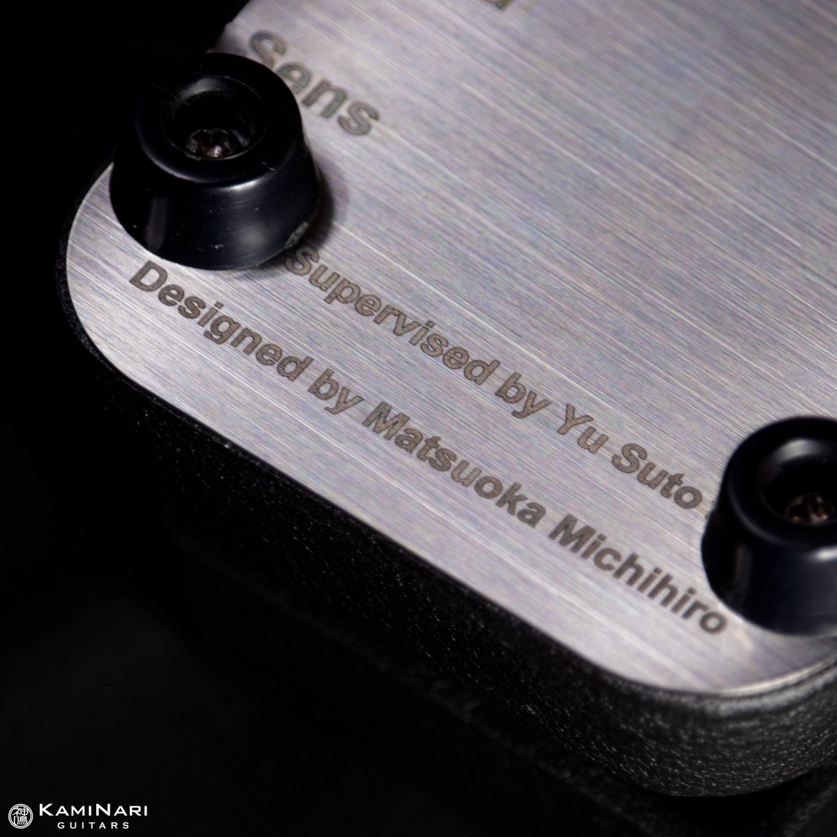KAMINARIGUITARS's tweet image. 須藤 優 × 松岡ミチヒロ × KAMINARI GUITARS
新作コラボエフェクター【Resurrection - Phoenix [Fuzz]】の予約受付開始！  

＜モデル名＞
Resurrection - Phoenix  [Fuzz]

TenTwenty( @TenTwentyinfo…
