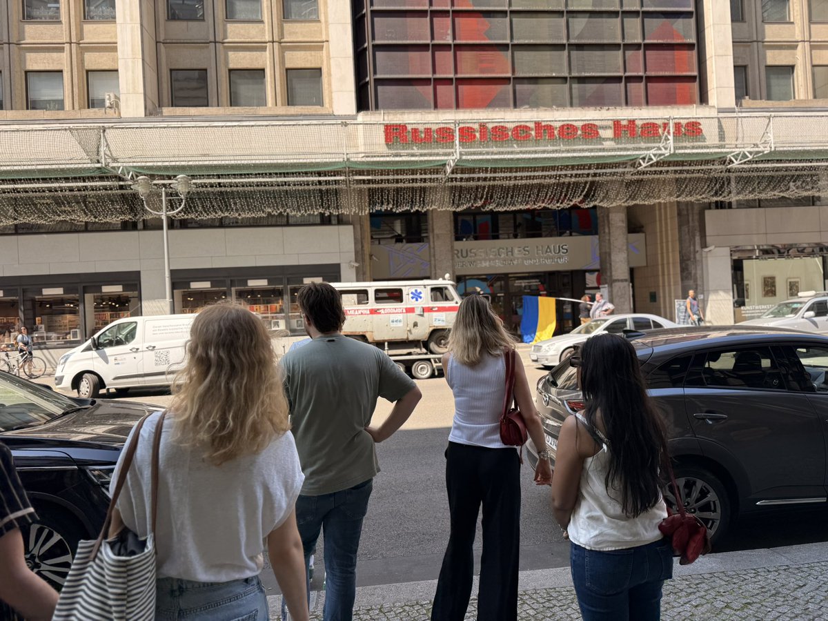 RALupo's tweet photo. Vor dem russischen Haus in Berlin steht heute wieder die #Barwinka - Viele Passanten schauen hin, die Besucher des Russischen Hauses schauen weg, den Mittelfinger gab es auch schon #operationtruthload #nafo https://t.co/YxI71hOFZ6