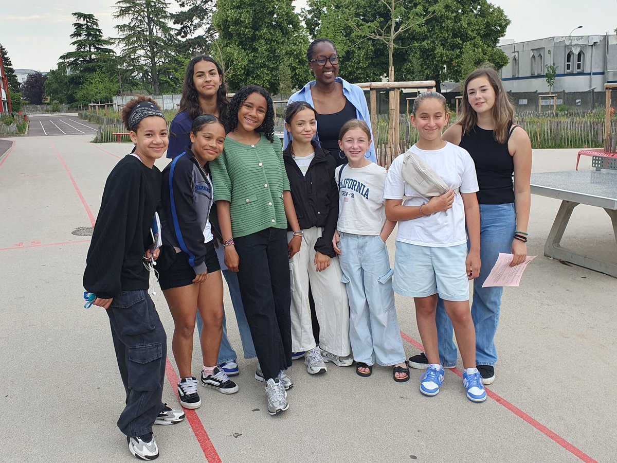 StExRosny93's tweet photo. Entrée en 6ème au collège. La rentrée de sept 2025 se prépare avec ce matin l'accueil des parents qui inscrivent leurs enfants. Une équipe de choc pour accueilir élèves et parents et faire la visite du collège. Bienvenue et bravo à toutes et tous! https://t.co/BgSPcEZfmL