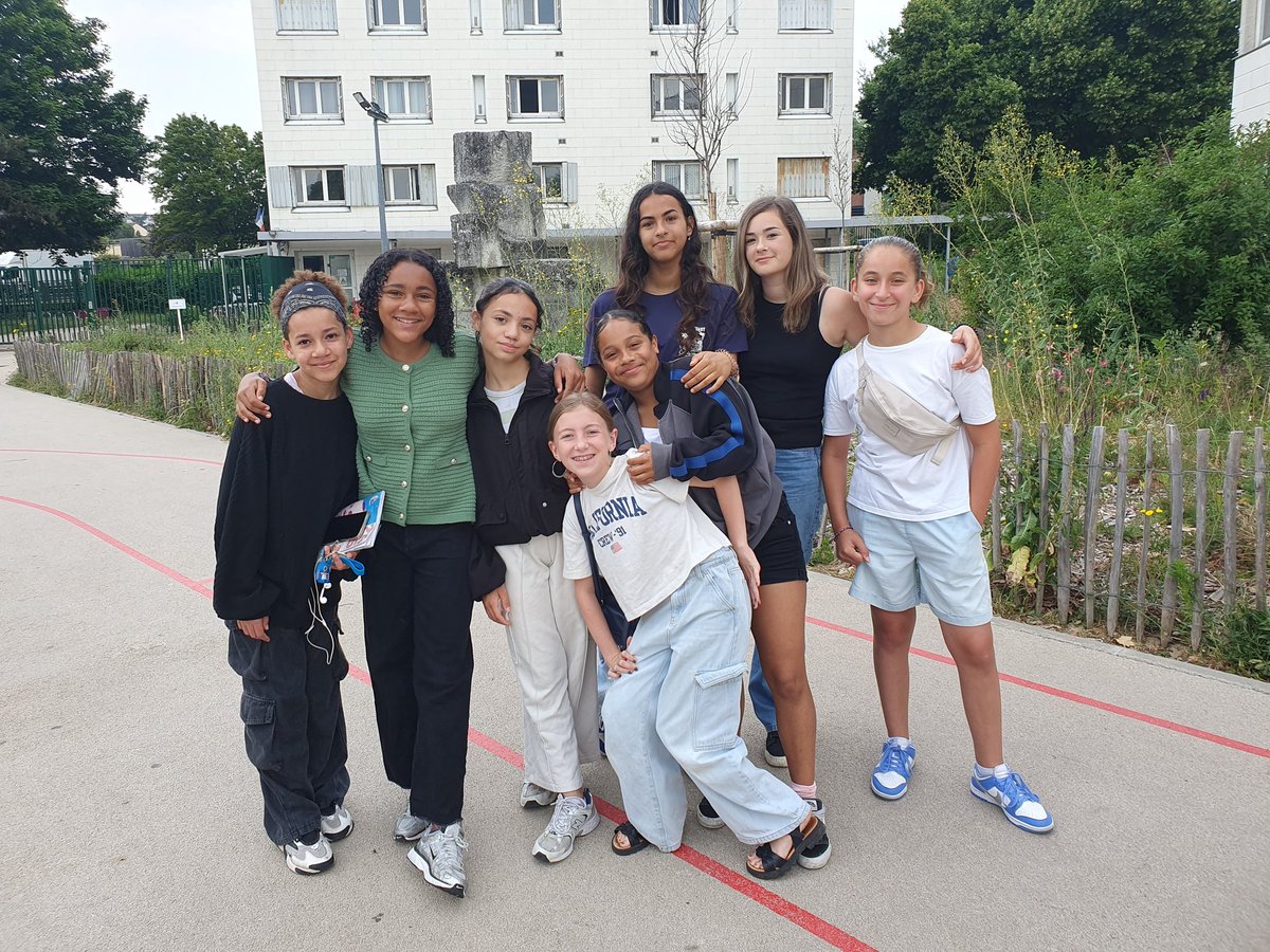 StExRosny93's tweet photo. Entrée en 6ème au collège. La rentrée de sept 2025 se prépare avec ce matin l'accueil des parents qui inscrivent leurs enfants. Une équipe de choc pour accueilir élèves et parents et faire la visite du collège. Bienvenue et bravo à toutes et tous! https://t.co/BgSPcEZfmL