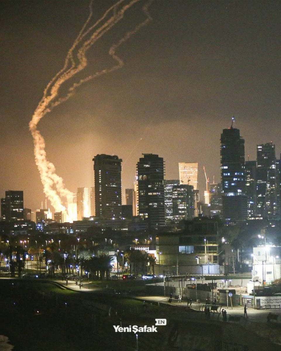 adanaliramo_s's tweet image. the attack on tel aviv is so aesthetic