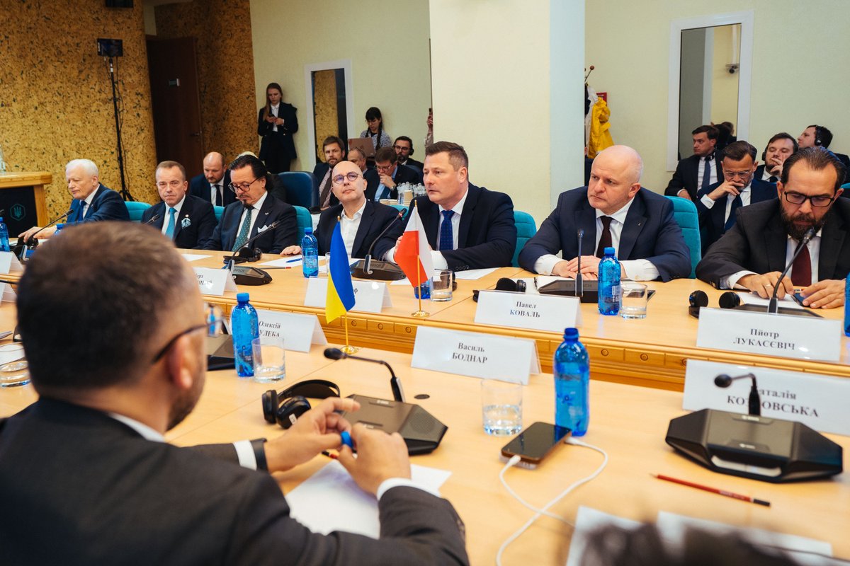 KrzysztofPaszyk's tweet photo. Oczekujemy, że solidarność z Ukrainą znajdzie odbicie w gospodarce. Liczymy na uczciwe partnerstwo i wsparcie dla 🇵🇱 firm. Polska chce być gospodarzem Szczytu Odbudowy Ukrainy w 2026, bo jesteśmy naturalnym liderem w regionie. #DyplomacjaGospodarcza #Paszyk @MRiTGOVPL @nowePSL https://t.co/CDzEaTmivw