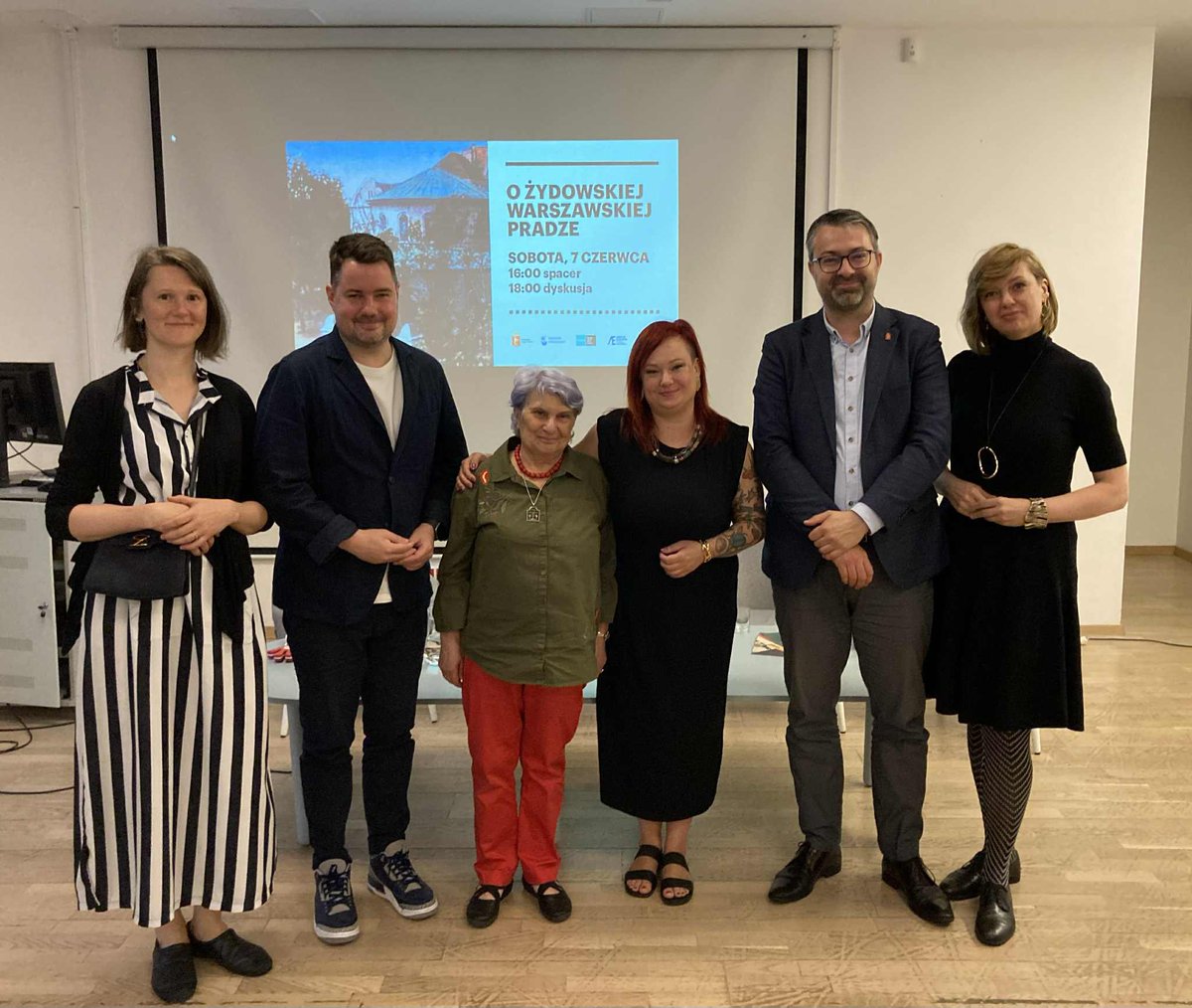 📸 Tydzień temu odbyło się pierwsze spotkanie z cyklu „Tożsamości Pragi”, poświęcone historii i pamięci praskich Żydówek i Żydów

Spacerowaliśmy śladami przeszłości oraz dyskutowaliśmy o żydowskiej (nie)pamięci Pragi Północ