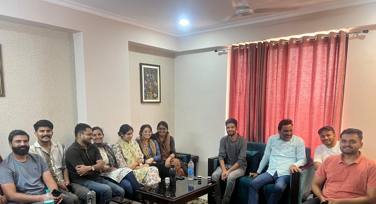 राजस्थान प्रशासनिक सेवा (RAS) 2024 की मुख्य परीक्षा की तिथि को स्थगित करके ,इस परीक्षा की तिथि आगे बढ़ाने की मांग को लेकर इस परीक्षा से जुड़े अभ्यर्थियों ने आज जयपुर आवास पर मुलाकात की,मैने राजस्थान के उप - मुख्यमंत्री <a href="/DrPremBairwa/">Dr Prem Chand Bairwa</a> जी ,राजस्थान लोक सेवा आयोग के चेयरमैन श्री