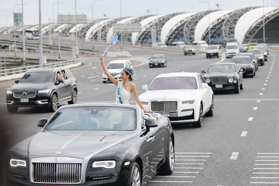 มึง รูปนี้ impact มาก Miss World in your area  เว่อร์อิดอกกก คนไทนทำถึง ถ้ากุอยู่ข้างๆ กุก็กดกระจกถ่าย 555555555555  #HomeComingMissWorld2025 #MissWorld2025