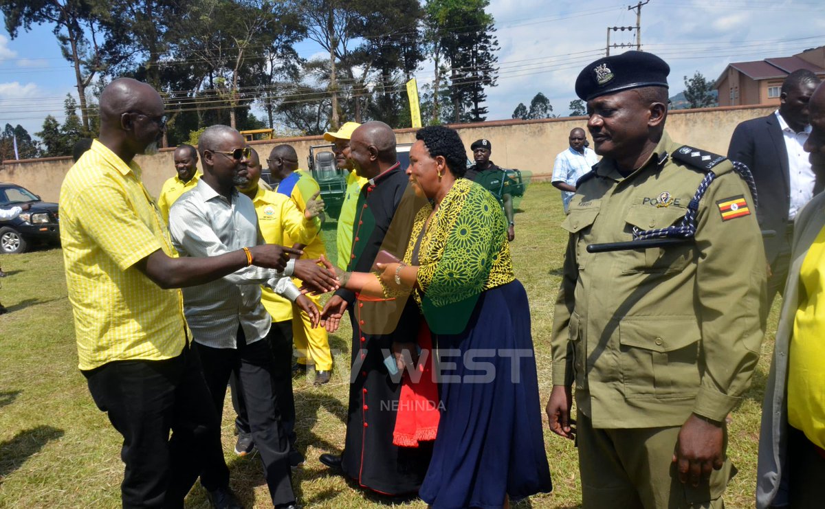 TV West Nehinda (@tvwestug) on Twitter photo #WestUpdates || KABALE
Okukora enguuto za Kabale-Bunyonyi na Kisoro-Mgahinga kutongoziibwe.
Kuratira endagiiriro omanye ebi Purezidenti Museveni agambire ahamurimo ogu, abarikuza kuguganyirwamu n'omuhendo gw'empiiha oguraakoresibwe
tvwest.co.ug/article/okukor…
📸: <a href="/JobApuuli/">Job Apuuli Adventures</a> #WestUpdates || KABALE
Okukora enguuto za Kabale-Bunyonyi na Kisoro-Mgahinga kutongoziibwe.
Kuratira endagiiriro omanye ebi Purezidenti Museveni agambire ahamurimo ogu, abarikuza kuguganyirwamu n'omuhendo gw'empiiha oguraakoresibwe
tvwest.co.ug/article/okukor…
📸: <a href="/JobApuuli/">Job Apuuli Adventures</a>