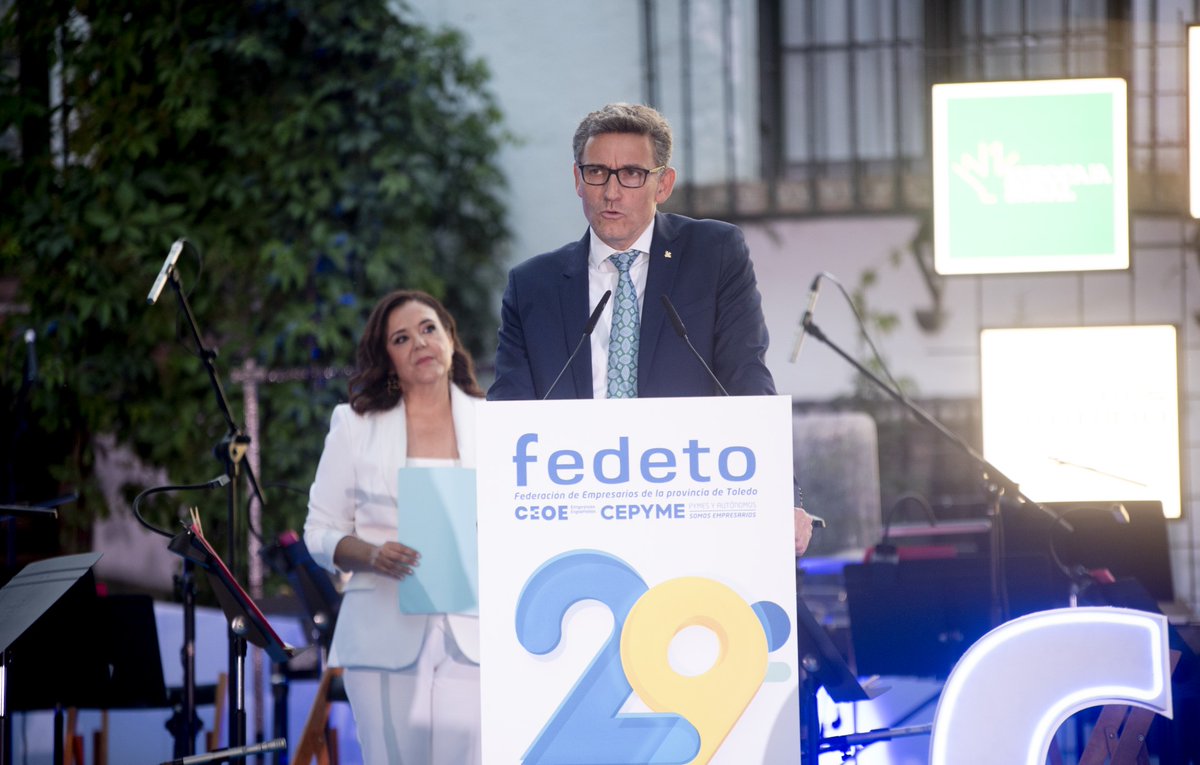 eurocajarural's tweet photo. Nuestro director general, Víctor Manuel Martín López, resalta 'el compromiso y capacidad de superación' de los empresarios en los XXIX Premios Fedeto👏👏🏆
@VictorEurocajaR @fedetoempresas

🔽Ver noticia🔽
https://t.co/JhSWV4UjDC

#LaBancaQueTúQuieres https://t.co/FLKXO8qmr2