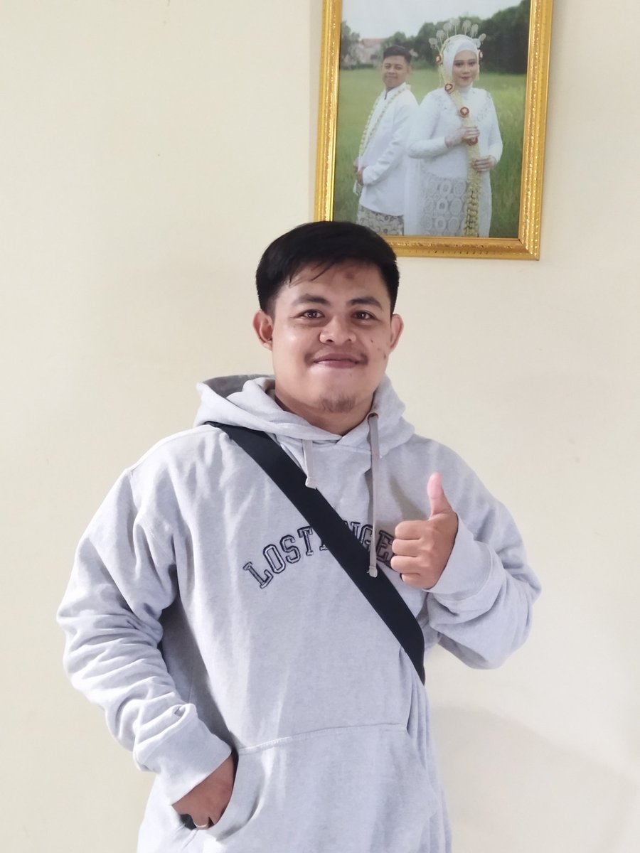 Ibukucinggg's tweet photo. Ini suamiku, hari ini dia berangkat lagi ke bandung setelah 6 bulan dirumah karena kontrak kerjanya habis. Suamiku akan bekerja lagi ditempat kerja sebelumnya karena beliau ditawari kerja lagi, atas rekomendari rekannya karena beliau ini kerjanya bagus (ulet, rajin, absen bagus, https://t.co/3onCKUlfhg