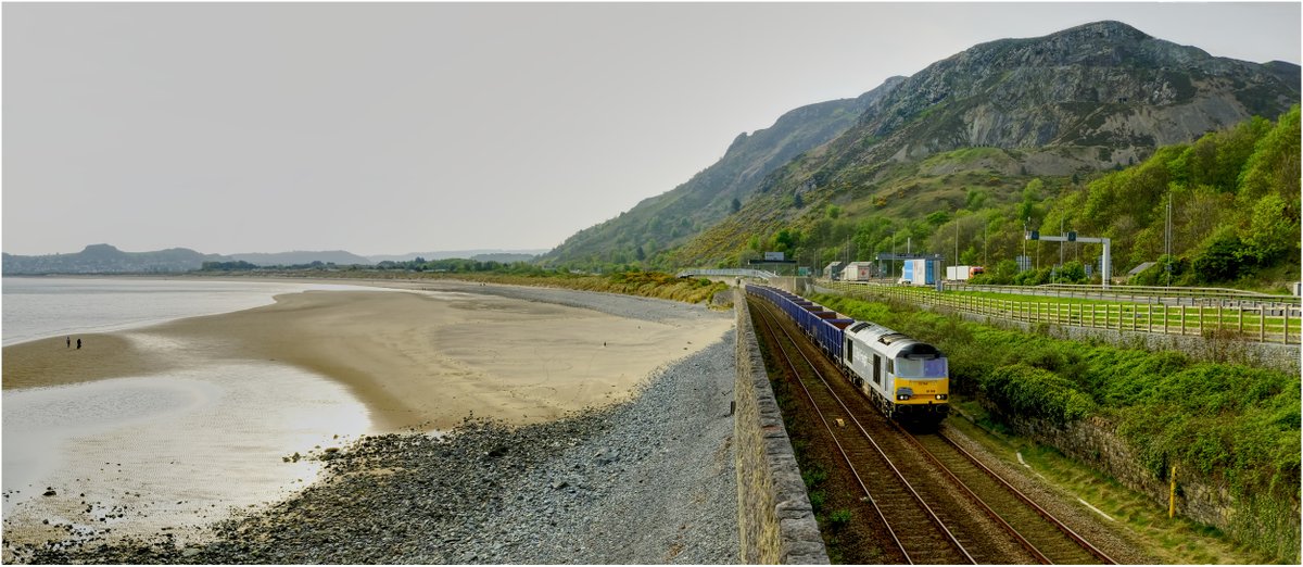 HS2ltd's tweet image. Our sites across Buckinghamshire have now received more than three million tonnes of stone by rail, with the latest deliveries coming from the Penmaenmawr quarry in North Wales 👇📷.
Learn more: ow.ly/pgKJ50W8TSZ
@DCrail2018