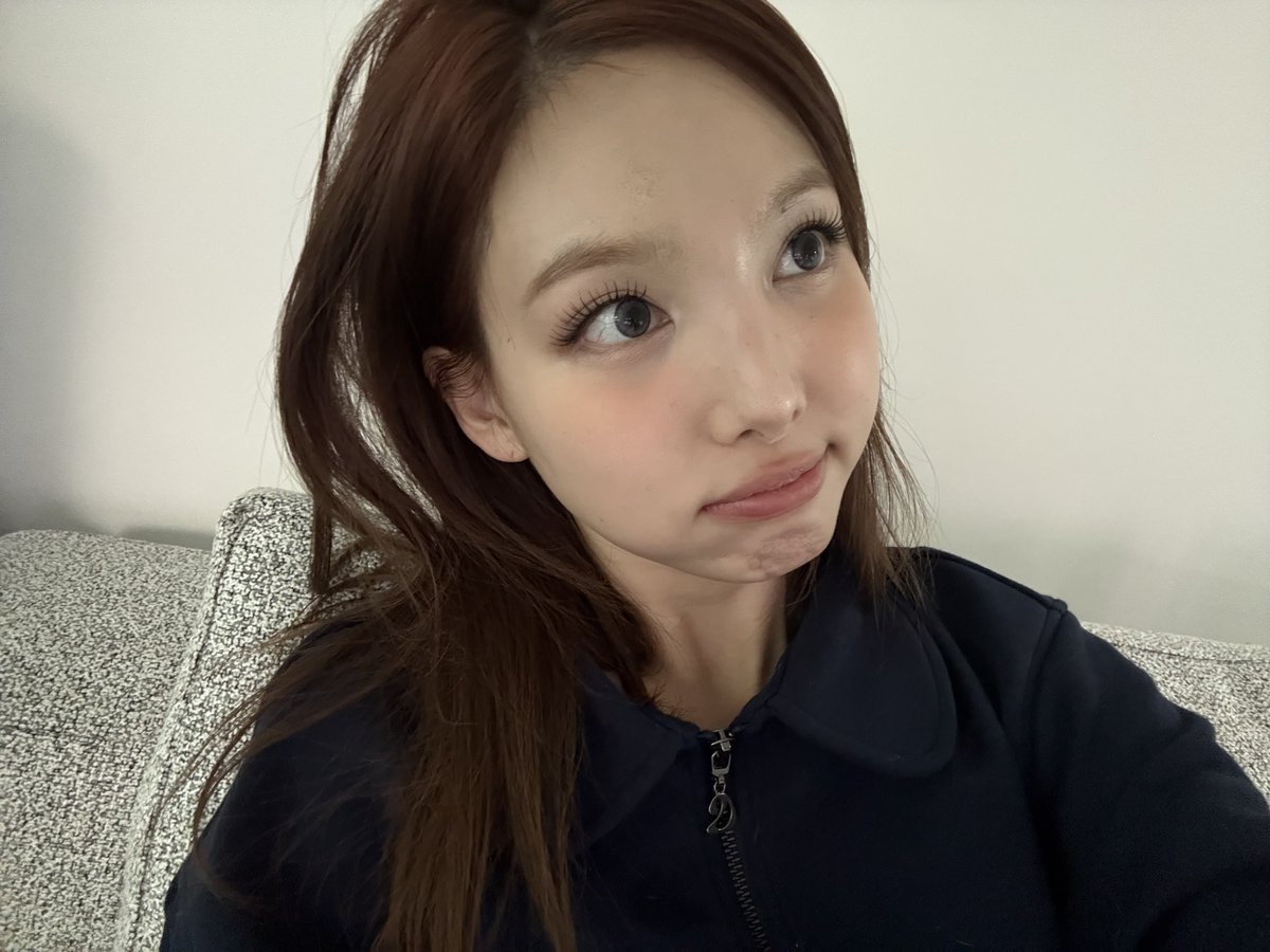 godmitzu's tweet photo. NAYEON SELCA TODAY https://t.co/w86qpD2YO8