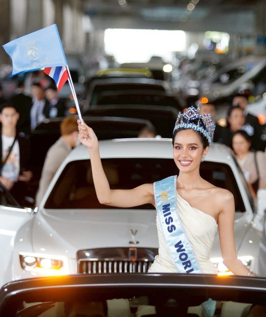 ฉันเกิดในรัชสมัยที่ประเทศไทยมีมงฟ้ามงแรก โดย “โอปอล สุชาตา ช่วงศรี” 
#MissWorld2025 🩵🇹🇭👑✨

#HomeComingMissWorld2025
