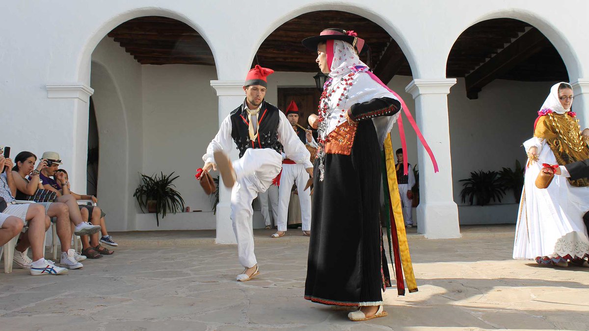 Si quieres vivir #Ibiza y #Formentera de una forma auténtica, no puedes perderte el Ball Pagès, el baile tradicional que refleja las antiguas creencias y la música ancestral de las islas. 🎶

Con su origen incierto, esta danza representa la conexión entre el hombre y la