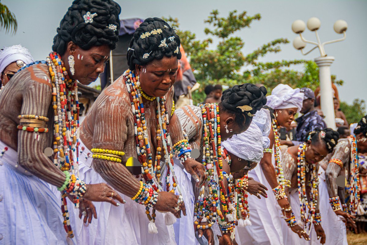 « La calebasse peut se briser, mais l’eau ne disparaît pas : elle retourne à la terre qui l’a nourrie. » — PT

En ces temps troublés, nous tournons notre regard vers la sagesse ancestrale des peuples Guin, gardiens de l’héritage spirituel d’Epé-Ekpé.