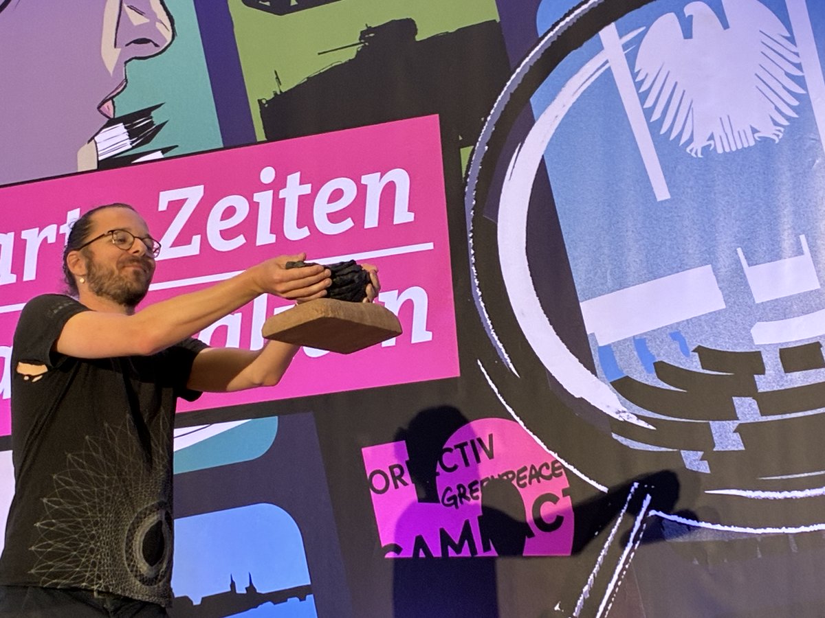 Das Netzwerk Recherche verleiht seine Verschlossene Auster an die Bundesregierung – für die Praxis der Löschung von Mailfächern von Ex-Regierungsmitgliedern, die ich seit 2022 in einer Serie von Artikeln aufgedeckt hatte, zuletzt für <a href="/correctiv_org/">CORRECTIV</a> und zuvor für <a href="/investigativ_de/">Axel Springer Investigativ</a>