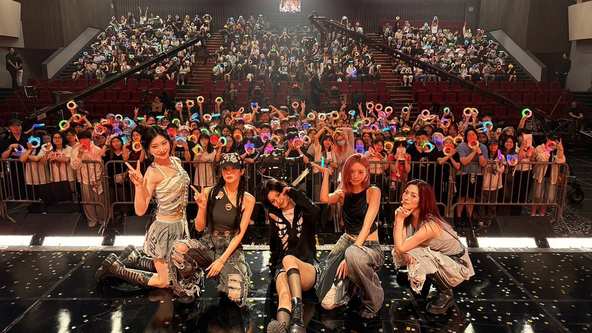 [ #음악중심 ]
Girls Will Be Girls, Kiss &amp; Tell, 자연광 아래 있지, 믿지와 함께한 오늘, 여름이었다…☀️

#ITZY #MIDZY <a href="/ITZYofficial/">ITZY</a>
#ITZY_GirlsWillBeGirls
#ITZY_GWBG
#ITZY_KissAndTell