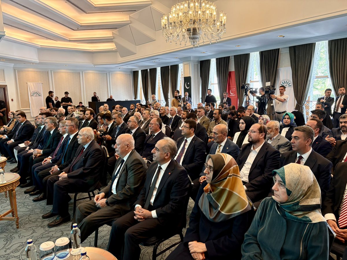 D-8’in 28. kuruluş yıl dönümü programına katıldık.💧🌱

🇹🇷🇵🇰🇪🇬🇮🇩🇧🇩🇮🇷🇲🇾🇳🇬🇦🇿

Kuruluşundan bu yana barış, adalet, eşitlik ve iş birliği ilkelerini savunan D-8, bugün de küresel düzeyde daha adil bir dünya için önemli bir misyon üstleniyor.

🕊️ Savaş değil, barış!
🧑‍⚖️ Baskı ve